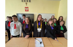 Gdy sala lekcyjna staje się salą rozpraw - "Opowieść wigilijna" w klasie 7 b