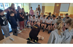 Szkolenie z udzielania pierwszej pomocy dla uczni&oacute;w naszej szkoły.