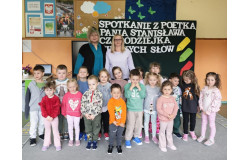 Spotkanie przedszkolak&oacute;w z poetką p. Stanisławą Widomską-Fiedor